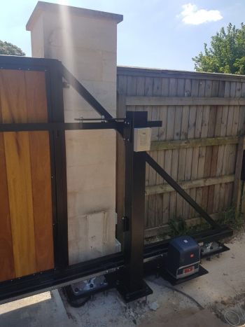 Sliding gate equipment
