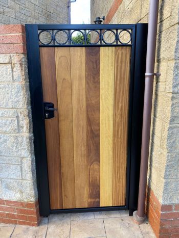 Tall pedestrian wooden gate 1